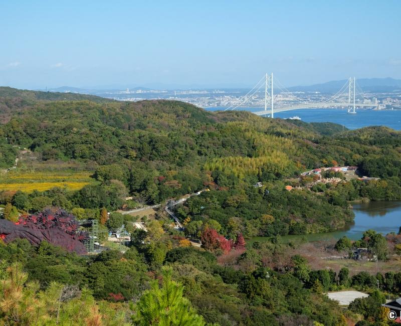 Hôtel Grand Chariot (Awaji), panorama sur le parc Nijigen no Mori et le pont du détroit d'Akashi 2 Hôtel Grand Chariot (Awaji), panorama sur le parc Nijigen no Mori et le pont du détroit d'Akashi 2