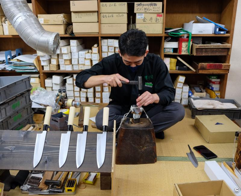 Musée du couteau Sakai-Tohji, démonstration pour enfoncer le manche d’un couteau japonais 2