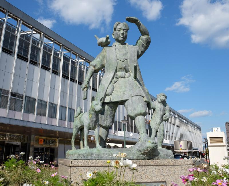 Okayama, statue de Momotaro devant la gare JR