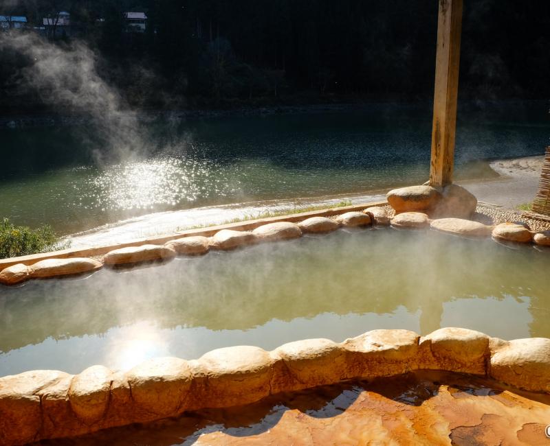 Oku Aizu (Mishima), bain chaud extérieur du Hayato Onsen Tsuru no Yu Oku Aizu (Mishima), bain chaud extérieur du Hayato Onsen Tsuru no Yu