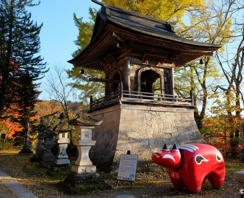 Oku Aizu (Fukushima), statue Akabeko sur le site du temple Enzo-ji