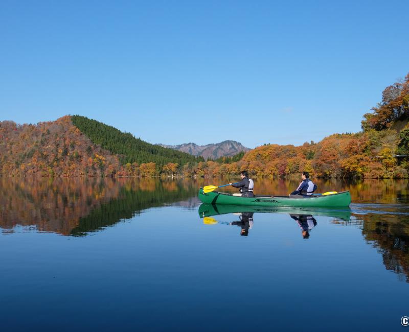 Oku Aizu (Kaneyama), canoe sur le lac Numazawa en automne Oku Aizu (Kaneyama), canoe sur le lac Numazawa en automne