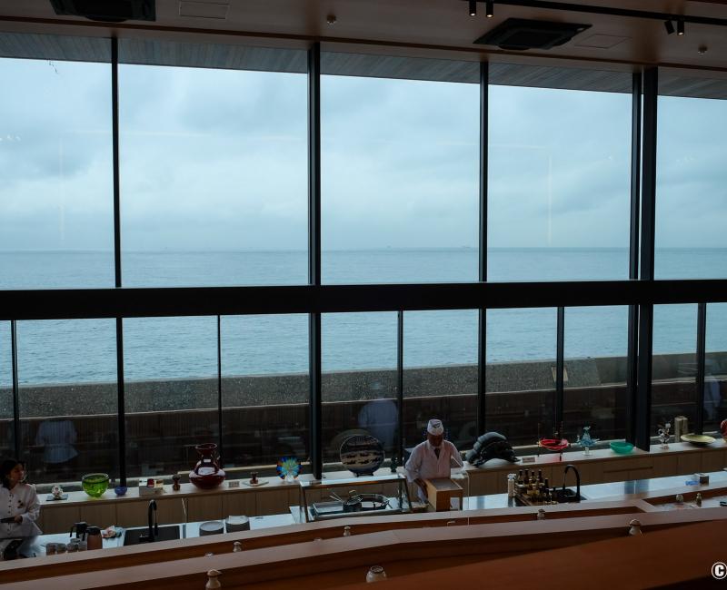 Restaurant japonais Aonoya (Seikaiha), vue sur la mer intérieure de Seto depuis sa table Restaurant japonais Aonoya (Seikaiha), vue sur la mer intérieure de Seto depuis sa table