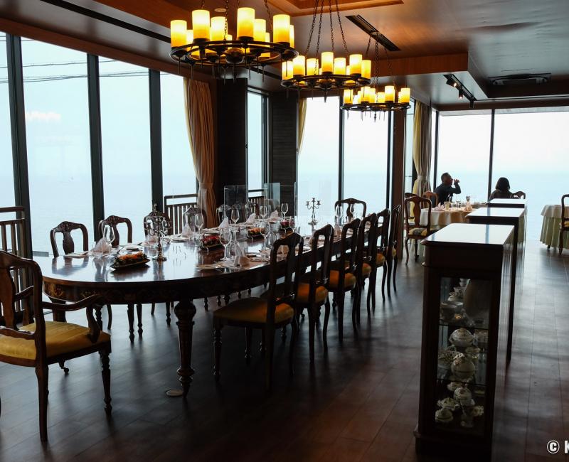 Restaurant de cuisine occidentale Uminoya (Seikaiha), salle avec vue sur la mer intérieure de Seto à l'étage Restaurant de cuisine occidentale Uminoya (Seikaiha), salle avec vue sur la mer intérieure de Seto à l'étage