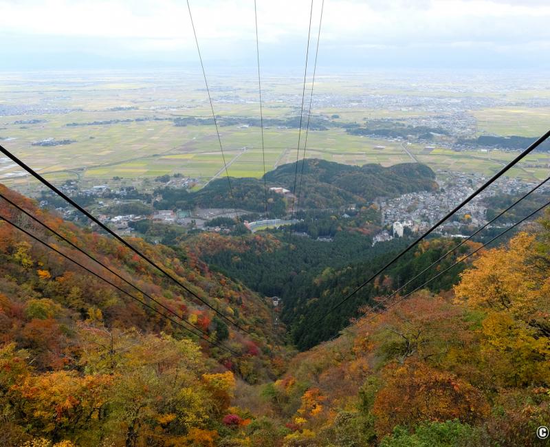 Yahiko-jinja, téléphérique Yahikoyama et panorama en automne vers le  sommet du Mont Yahiko Yahiko-jinja, téléphérique Yahikoyama et panorama en automne vers le  sommet du Mont Yahiko