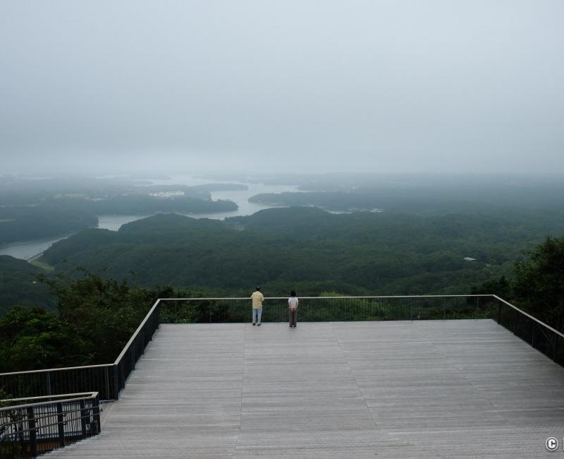 Belvédère de Yokoyama, plateforme en bois et vue sur la baie d'Ago lorsque la météo est brumeuse  Belvédère de Yokoyama, plateforme en bois et vue sur la baie d'Ago lorsque la météo est brumeuse