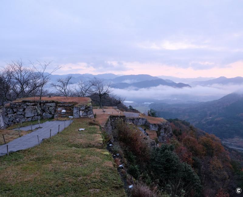 Château de Takeda (Hyogo), ruines fortifiées au sommet du mont Kojo et ville moderne dans la vallée