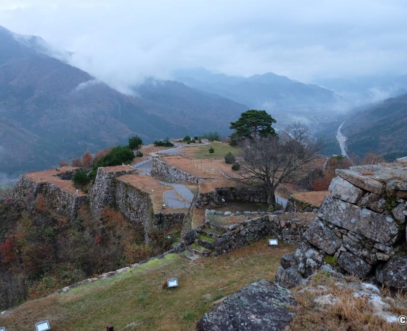 Ruines du château de Takeda, vue sur les fortifications en pierre 2 Ruines du château de Takeda, vue sur les fortifications en pierre 2