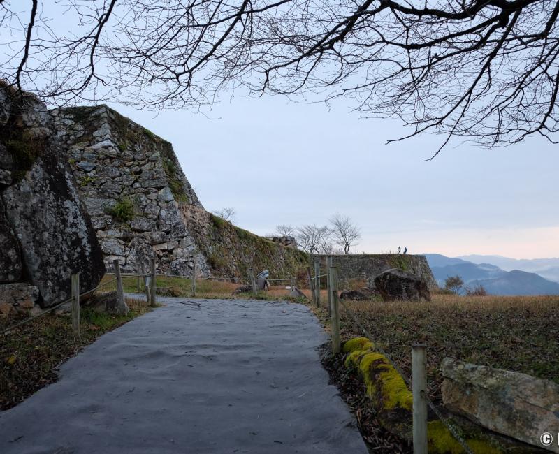 Ruines du château de Takeda, parcours de visite entre les murs de pierre Ruines du château de Takeda, parcours de visite entre les murs de pierre