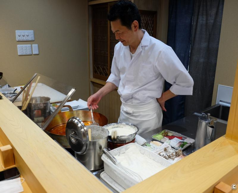 Tempura Tobari, chef Tobari en train de cuisiner des tempura Tempura Tobari, chef Tobari en train de cuisiner des tempura