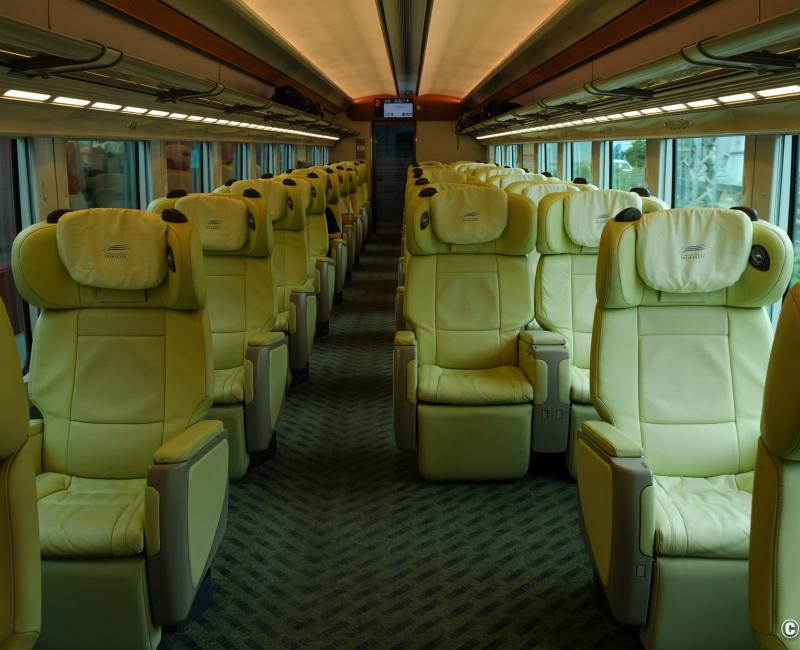 Premium Express Shimakaze, sièges individuels en cuir en voiture n°2 Premium Express Shimakaze, sièges individuels en cuir en voiture n°2