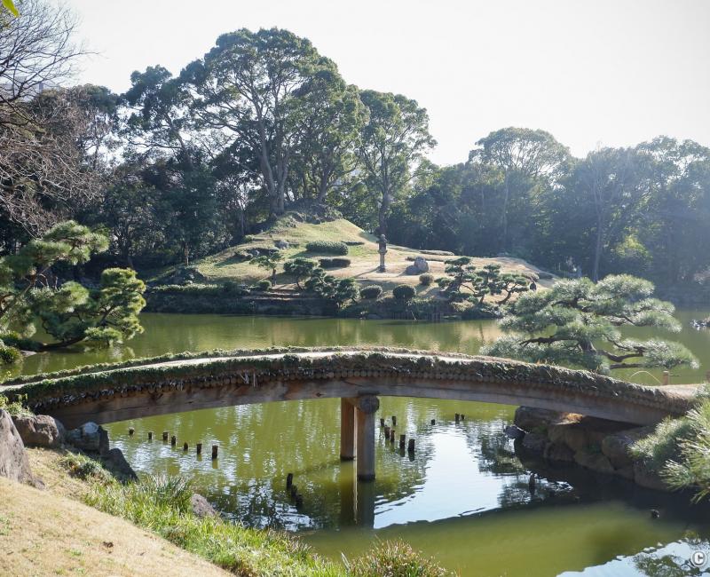 Kiyosumi Teien, vue sur un pont et une colline artificielle qui évoque le Mont Fuji