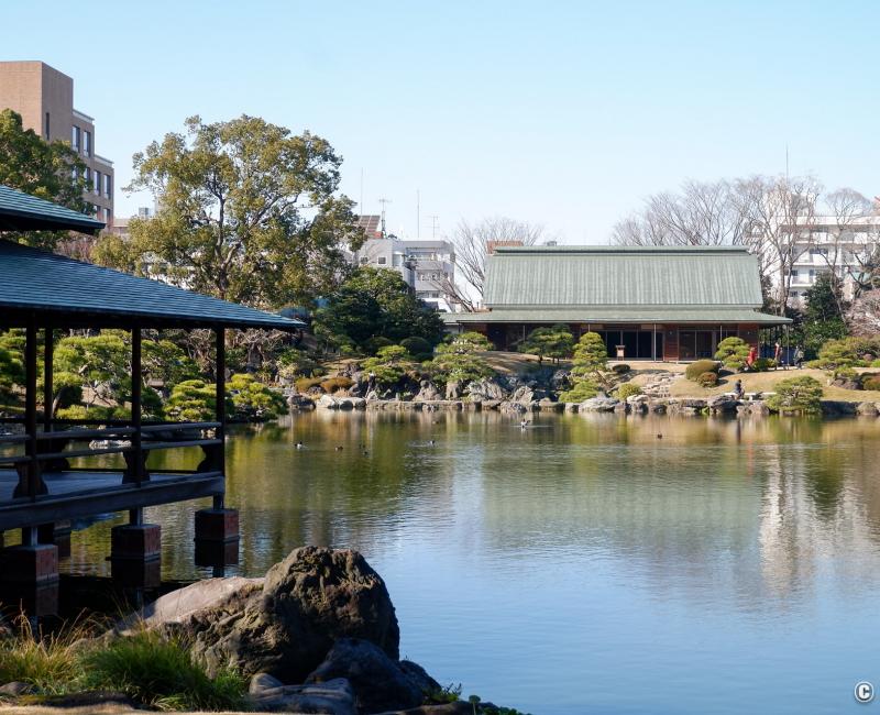 Kiyosumi Teien, vue sur le pavillon flottant Ryo-tei et le Mémorial de Taisho