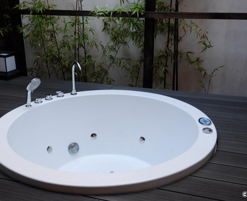 Hôtel Shiki Suites (Kyoto), chambre avec jacuzzi sur balcon