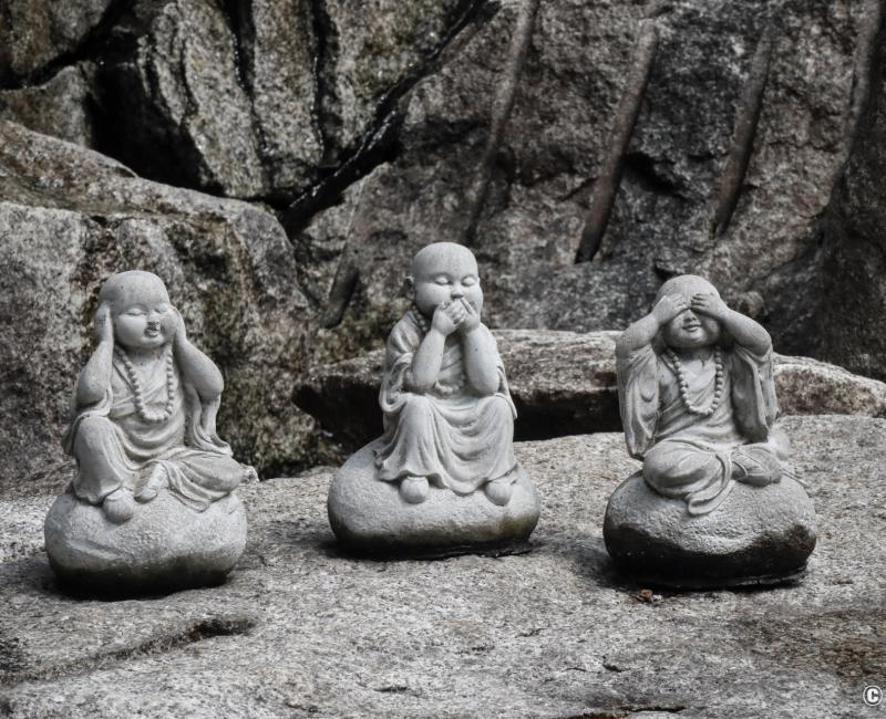 Rokkaku-do (Kyoto), statuettes de moines qui représentent les singes de la sagesse Rokkaku-do (Kyoto), statuettes de moines qui représentent les singes de la sagesse