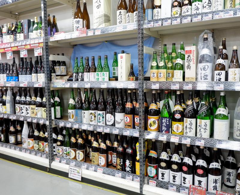 Magasin de vente d'alcool Kakuyasu (Tokyo), rayon de bouteilles de saké 2