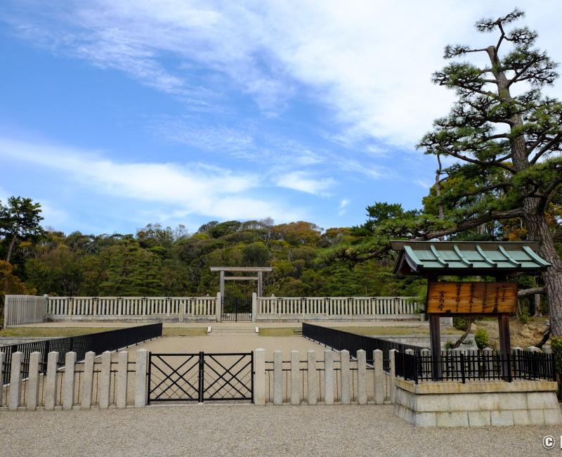 Parc Daisen (Sakai, Osaka), sanctuaire et entrée du Kofun Daisen-ryo (mausolée de l'empereur Nintoku) Parc Daisen (Sakai, Osaka), sanctuaire et entrée du Kofun Daisen-ryo (mausolée de l'empereur Nintoku)