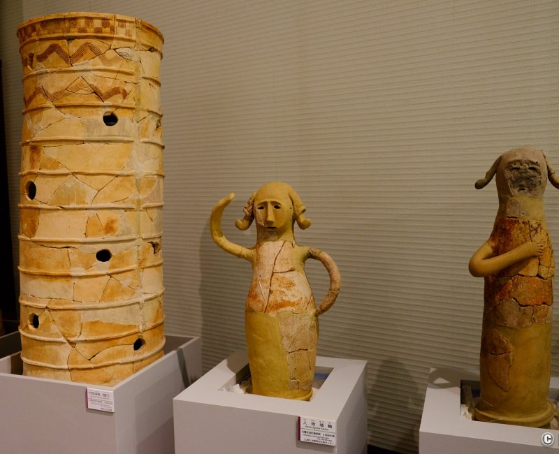 Parc Daisen (Sakai, Osaka), exposition de terres cuites funéraires Haniwa au Musée de la ville de Sakai Parc Daisen (Sakai, Osaka), exposition de terres cuites funéraires Haniwa au Musée de la ville de Sakai