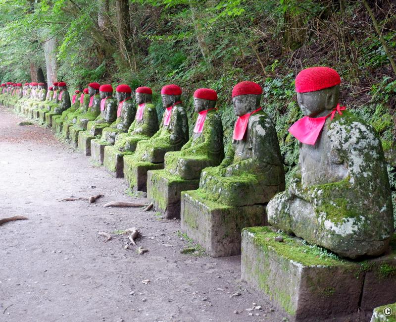 Abysse de Kanmangafuchi (Nikko), statues de Jizo alignées (Narabi Jizo ou Bake Jizo) 2 Abysse de Kanmangafuchi (Nikko), statues de Jizo alignées (Narabi Jizo ou Bake Jizo) 2
