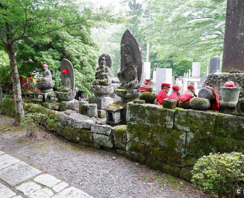 Abysse de Kanmangafuchi (Nikko), cimetière et statues jizo du temple Joko-ji Abysse de Kanmangafuchi (Nikko), cimetière et statues jizo du temple Joko-ji