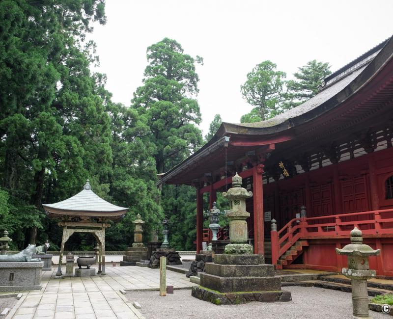 Kongosho-ji (Mont Asama, Ise), parvis du pavillon principal du temple