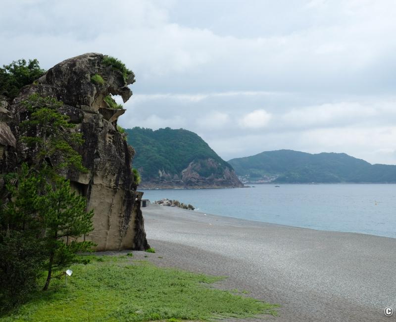 Kumano (Mie), rocher Shishiiwa sur la plage Shichiri-mihama Kumano (Mie), rocher Shishiiwa sur la plage Shichiri-mihama