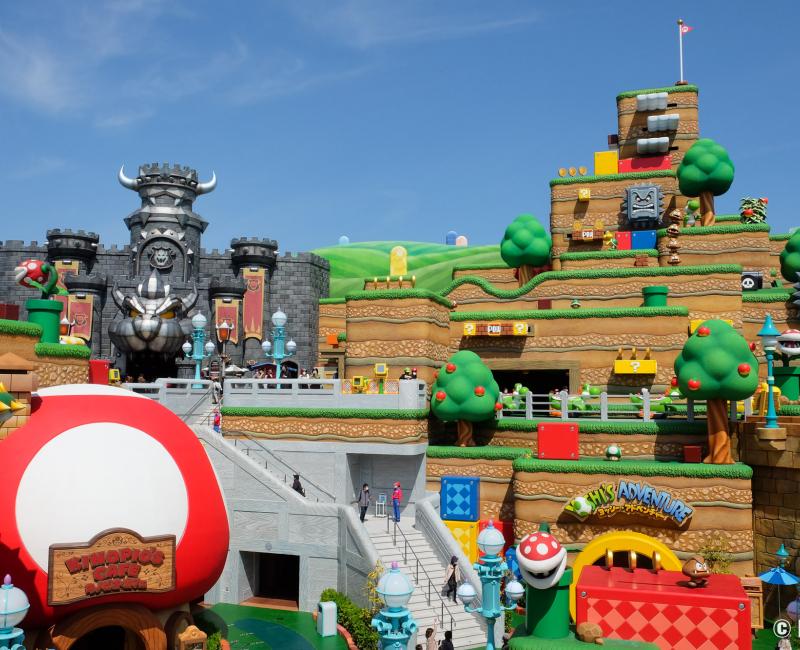 Super Nintendo World (USJ, Osaka), vue sur le Royaume Champignon, la forteresse de Bowser et le Mont Kiléraide Super Nintendo World (USJ, Osaka), vue sur le Royaume Champignon, la forteresse de Bowser et le Mont Kiléraide