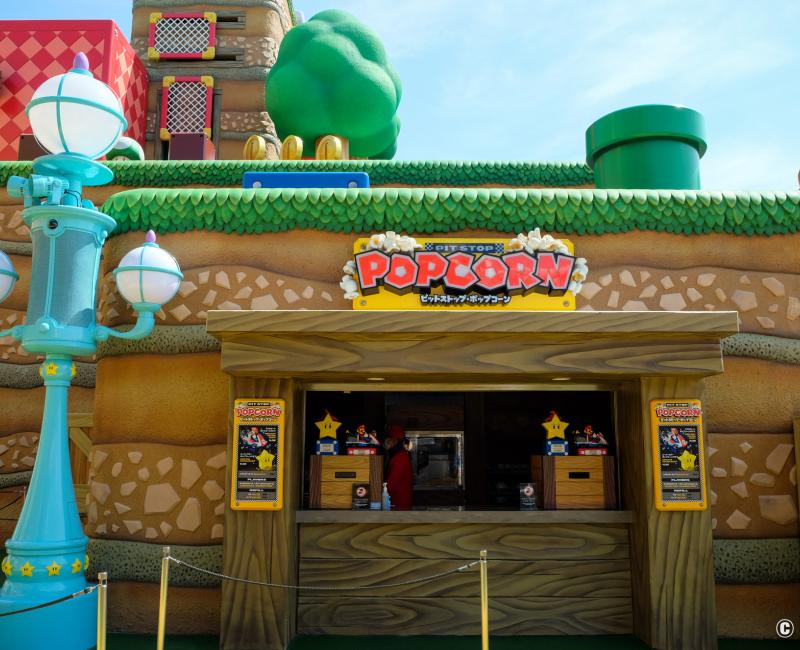 Super Nintendo World (USJ, Osaka), stand Pit Stop Popcorn au sein du Royaume Champignon Super Nintendo World (USJ, Osaka), stand Pit Stop Popcorn au sein du Royaume Champignon
