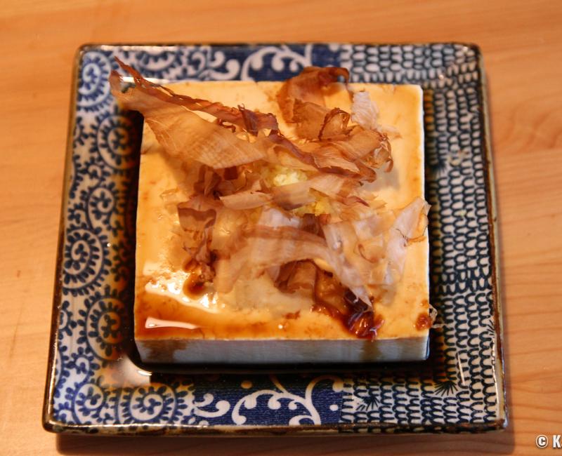 Assiette de tofu froid hiyayakko garni de katsuobushi Assiette de tofu froid hiyayakko garni de katsuobushi