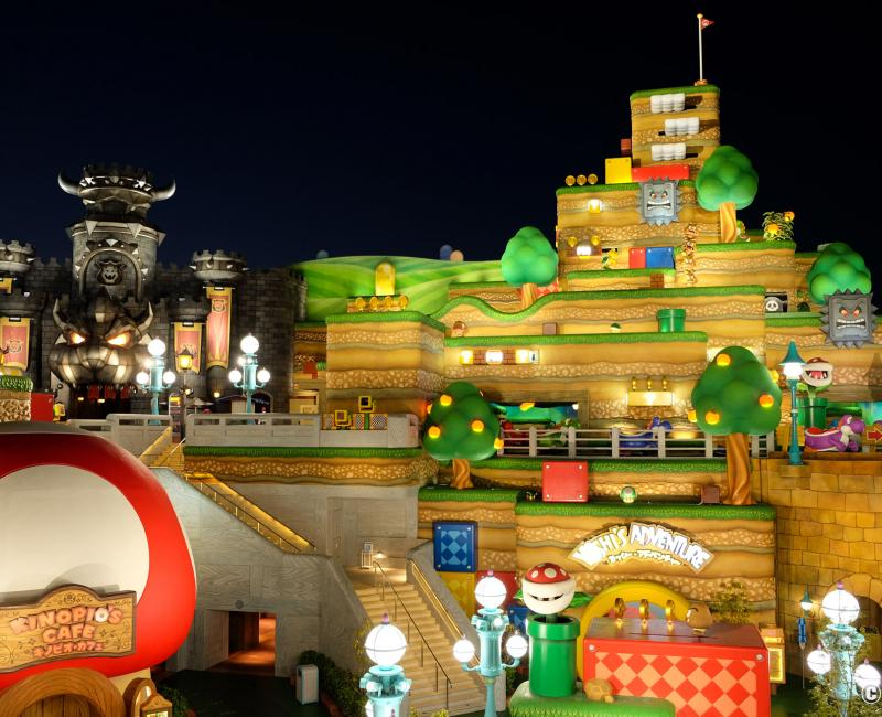 Super Nintendo World (USJ, Osaka), vue de nuit sur le Royaume Champignon, la forteresse de Bowser et le Mont Kiléraide Super Nintendo World (USJ, Osaka), vue de nuit sur le Royaume Champignon, la forteresse de Bowser et le Mont Kiléraide