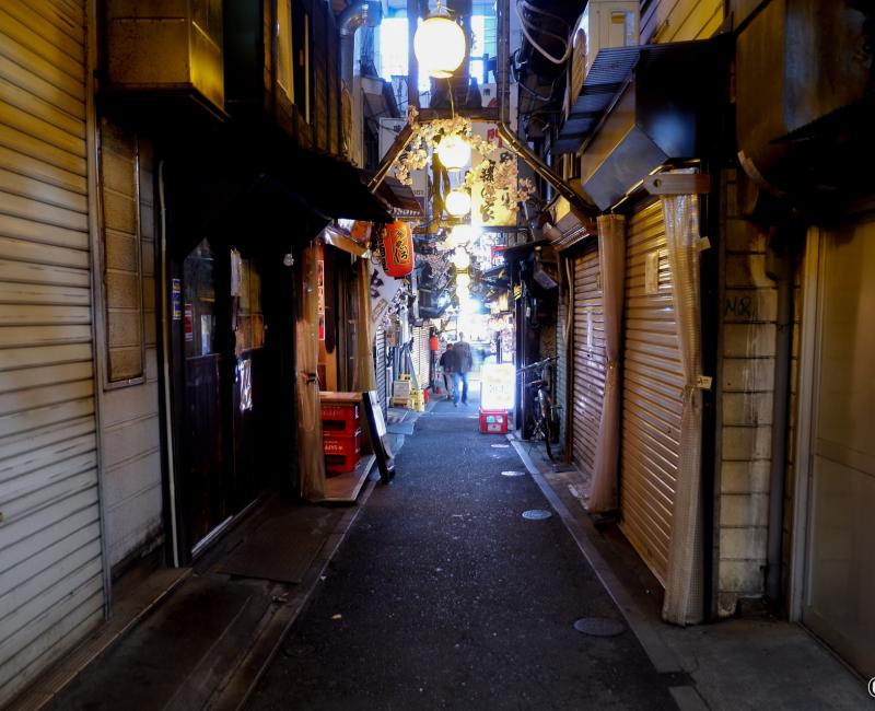 Tokyo dans le noir sous état d'urgence, Shinjuku Omoide Yokocho