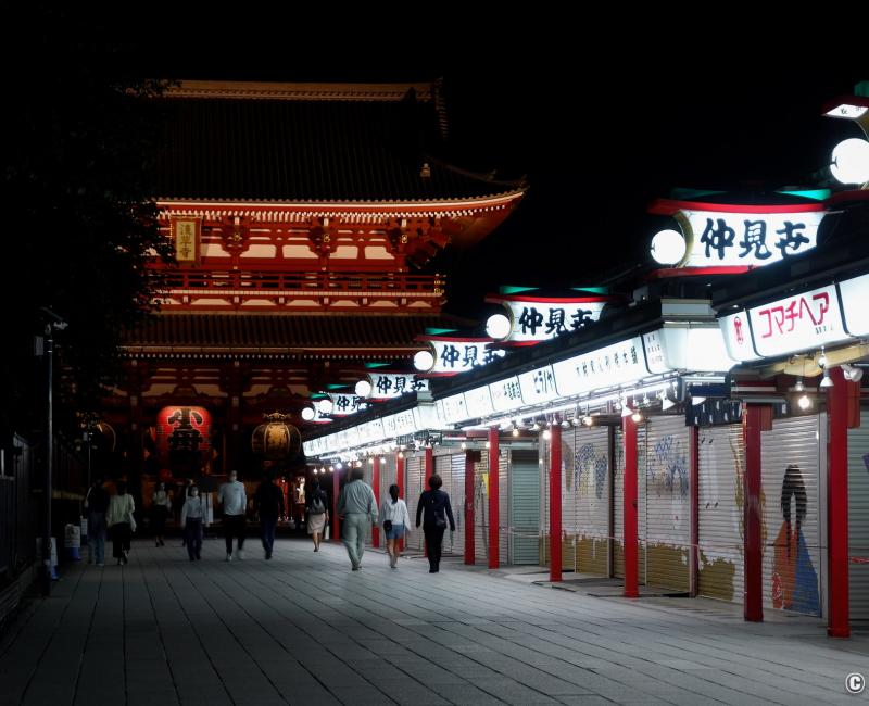 Tokyo dans le noir sous état d'urgence, Asakusa Senso-ji