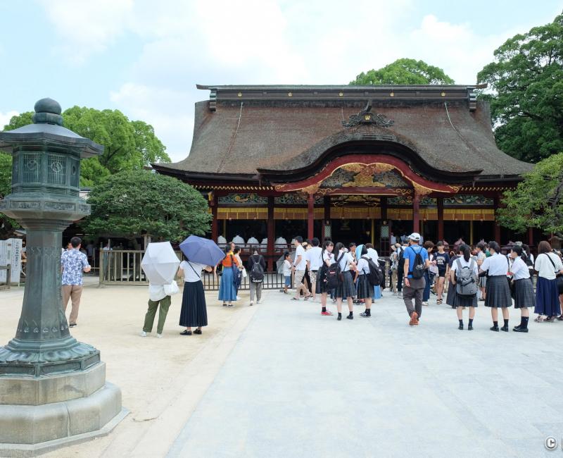 Dazaifu Tenman-gu, esplanade du pavillon principal du sanctuaire