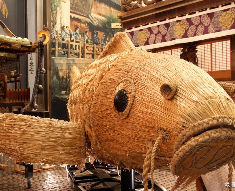 Sawara (Katori, Chiba), représentation de Namazu en paille pour le Sawara Matsuri au musée Dashi Kaikan  Sawara (Katori, Chiba), représentation de Namazu en paille pour le Sawara Matsuri au musée Dashi Kaikan