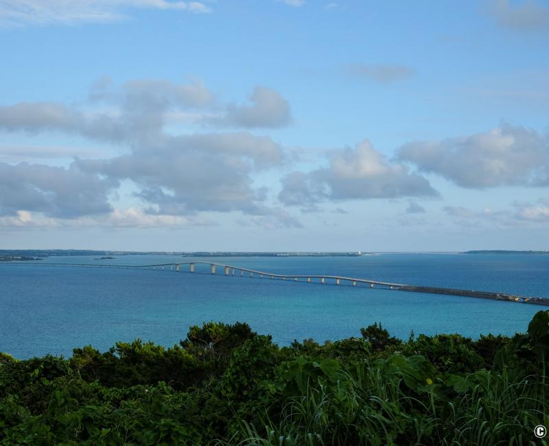 Observatoire Makiyama (Irabu-jima), vue sur le pont Irabu Ohashi Observatoire Makiyama (Irabu-jima), vue sur le pont Irabu Ohashi