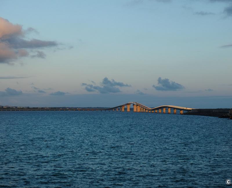 Irabu Ohashi (Miyako-jima), vue sur le pont à la nuit tombée Irabu Ohashi (Miyako-jima), vue sur le pont à la nuit tombée