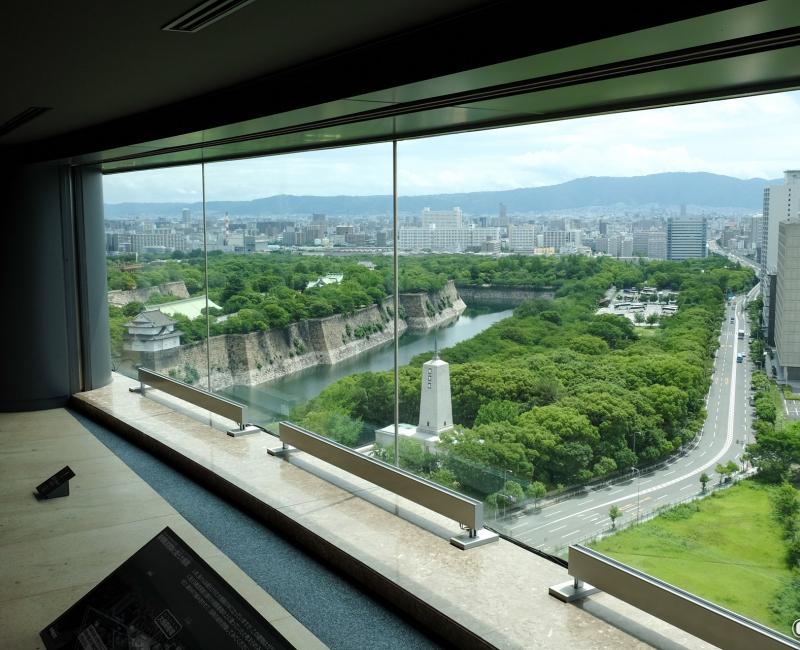 Musée de l'histoire d'Osaka, panorama vitré sur le parc du château d'Osaka Musée de l'histoire d'Osaka, panorama vitré sur le parc du château d'Osaka