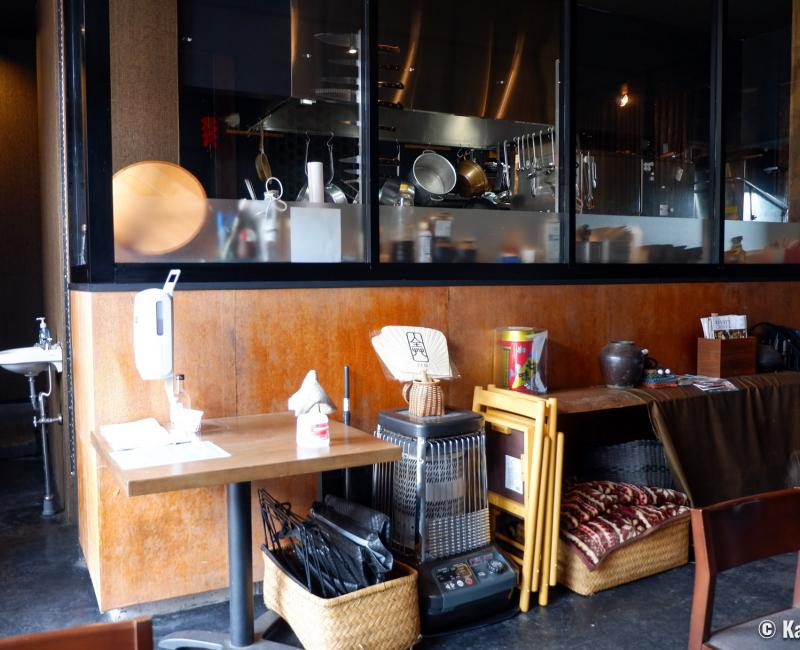 Restaurant Nikko Yubamaki Zen, salle de restauration et vue sur la cuisine