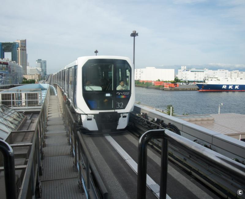 Ligne Yurikamome (Tokyo), vue sur une rame de métro aérien Ligne Yurikamome (Tokyo), vue sur une rame de métro aérien