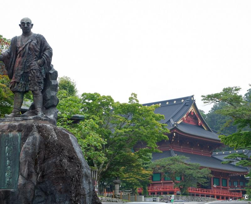 Rinno-ji (Nikko), statue du moine Shodo Shonin et bâtiment principal Sanbutsudo  Rinno-ji (Nikko), statue du moine Shodo Shonin et bâtiment principal Sanbutsudo