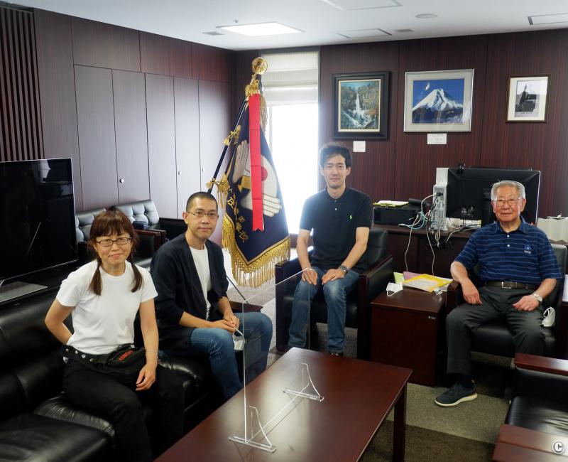 Bureau du président du Japan Shiatsu College : Kazutami Namikoshi (à droite) et Megumi Okubo (à gauche) Bureau du président du Japan Shiatsu College : Kazutami Namikoshi (à droite) et Megumi Okubo (à gauche)