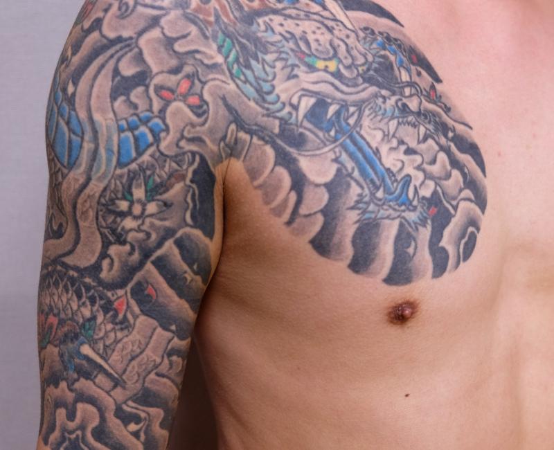 Homme japonais avec tatouage traditionnel Homme japonais avec tatouage traditionnel