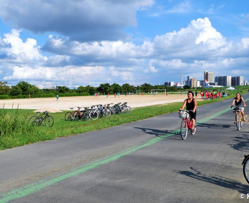 Berges Arakawa Dote (Tokyo), piste cyclable dédiée 2 Berges Arakawa Dote (Tokyo), piste cyclable dédiée 2