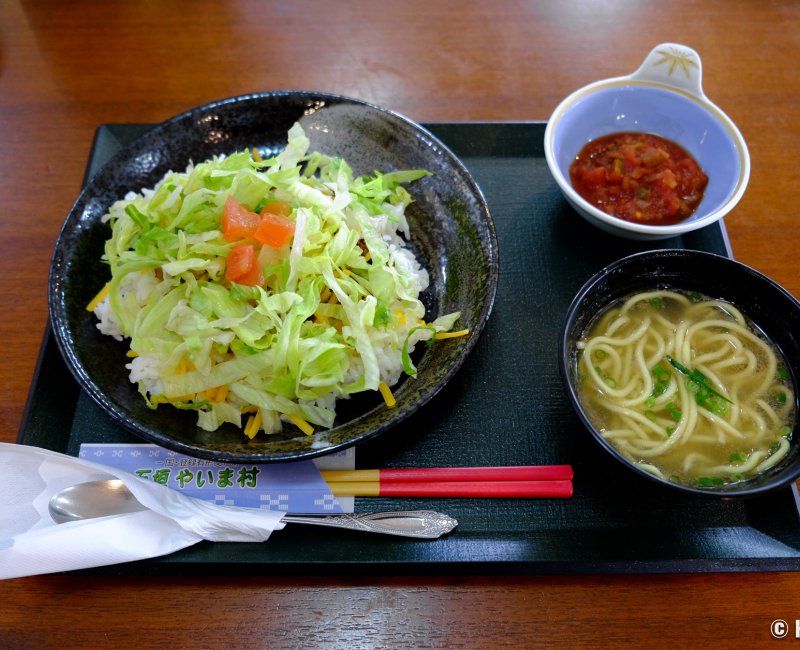 Plateau-repas typique avec Taco Rice et nouilles Soba d'Okinawa