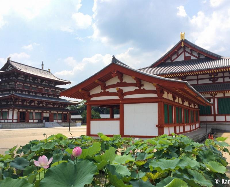 Yakushi-ji (Nara), vue sur l'esplanade principale avec les lotus en été Yakushi-ji (Nara), vue sur l'esplanade principale avec les lotus en été
