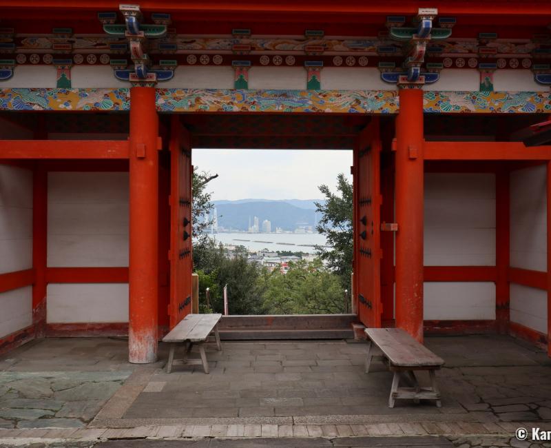 Kishu Tosho-gu (Wakayama), vue depuis la porte Romon