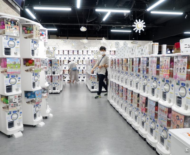 Grand magasin de Gashapon d'Ikebukuro, allée de la boutique et alignement de machines à capsules Grand magasin de Gashapon d'Ikebukuro, allée de la boutique et alignement de machines à capsules