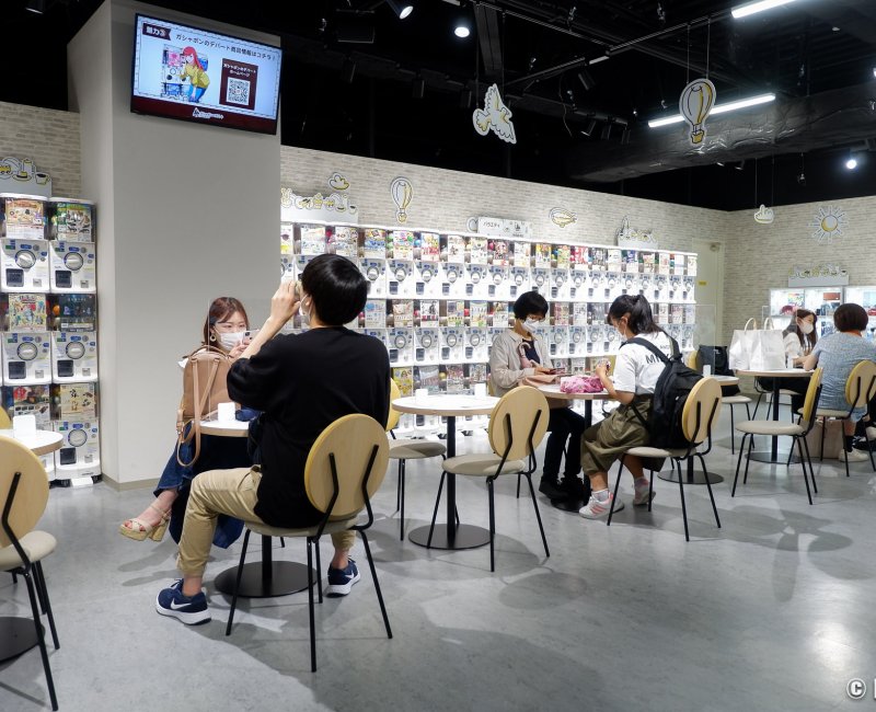 Grand magasin de Gashapon d'Ikebukuro, espace détente de la boutique Grand magasin de Gashapon d'Ikebukuro, espace détente de la boutique