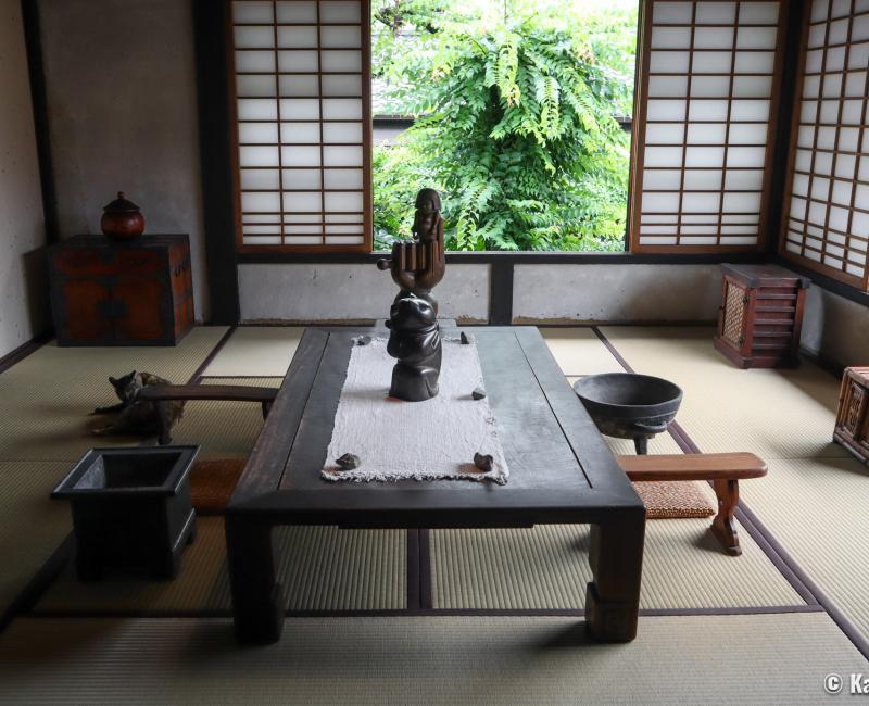 Maison de Kanjiro Kawai (Kyoto), intérieur d'une pièce traditionnelle et exposition d'œuvres