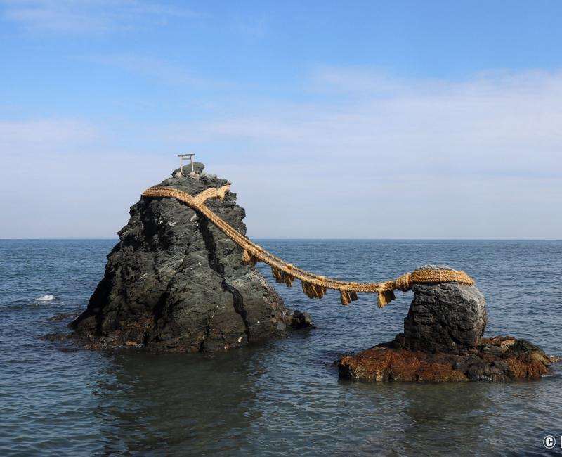 Meoto Iwa (Ise), les Rochers mariés, symbole du couple Izanagi et Izanami Meoto Iwa (Ise), les Rochers mariés, symbole du couple Izanagi et Izanami